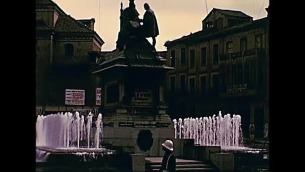Granada koningin Isabella en standbeeld van Columbus — Stockvideo