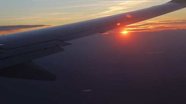 Крило літака на заході сонця — стокове відео