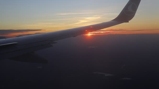 Avion Turkish Airlines au coucher du soleil — Video
