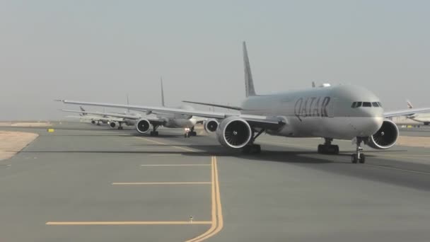 활주로에 줄을 서 있는 카타르 비행기 — 비디오
