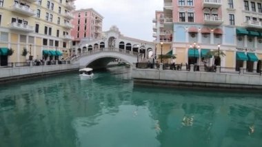 Gün batımında Venedik Doha Köprüsü