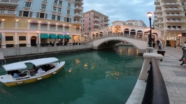 Alacakaranlıkta Venedik cruise teknesi — Stok video