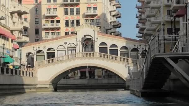 Tekneile Venedik Doha Rialto Köprüsü — Stok video