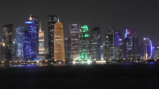 Doha wolkenkrabbers in de nacht — Stockvideo