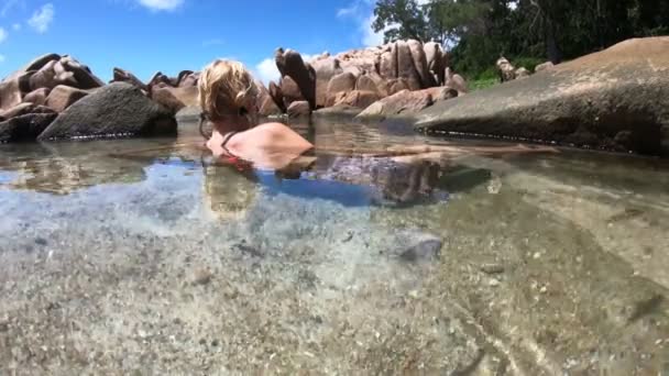 Žena v přírodním bazénu — Stock video