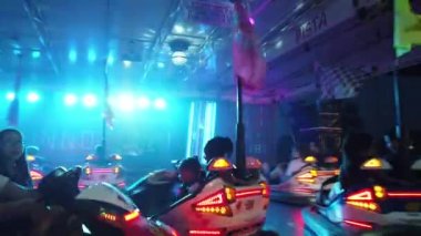 Avrupa bayrakları ile dodgem Arabalar