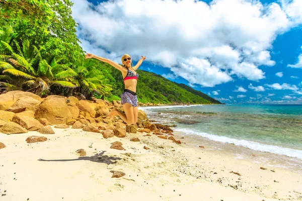 Seychelles jumper woman — Stok Foto