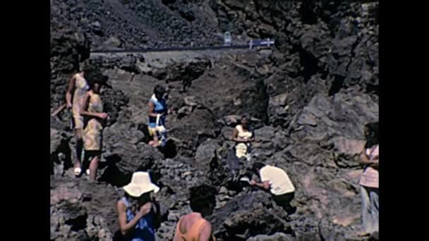 Touristes de l'île de Tenerife sur le volcan Teide — Video