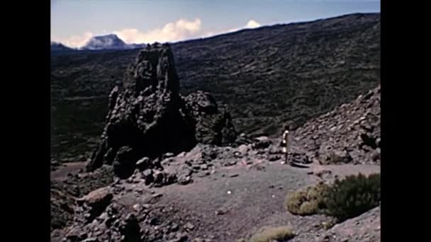 Τουρίστρια που επισκέπτεται το Ηφαίστειο Teide — Αρχείο Βίντεο