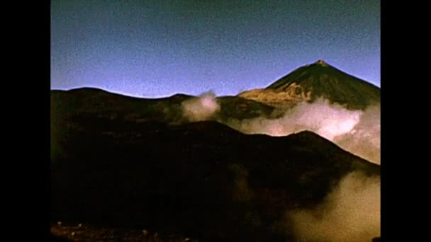 Isla de Tenerife Volcán del Teide en la niebla — Vídeos de Stock