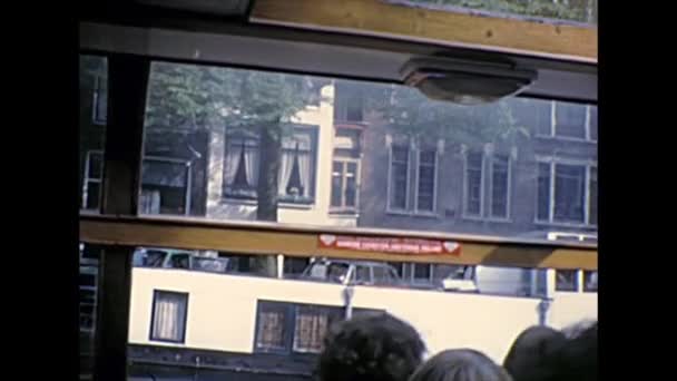 Wycieczki statkiem po kanałach w 1970 roku w Amsterdamie — Wideo stockowe