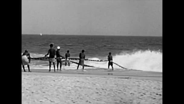 Pêcheurs nigérians pêchant sur la plage — Video