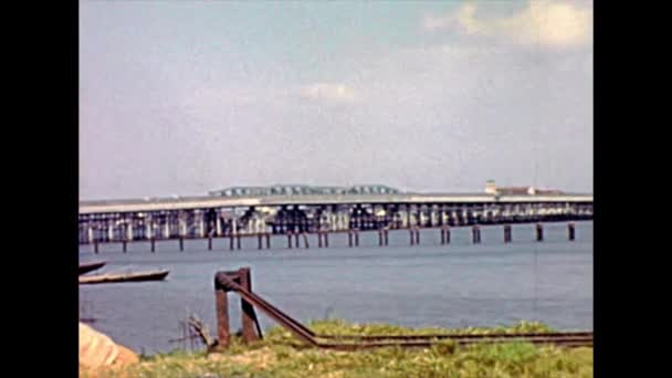 Alte Brücke über Lagos Lagune — Stockvideo
