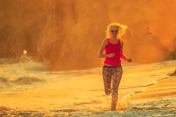 Jogging di pantai matahari terbenam — Stok Foto