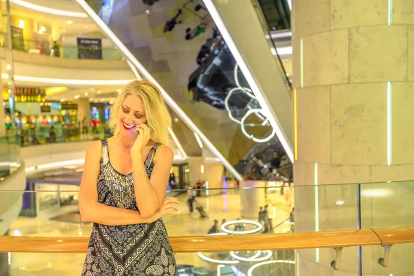 Singapore woman in shopping mall — Stock Photo, Image