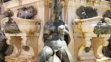 Denizkızları ile Neptün heykeli