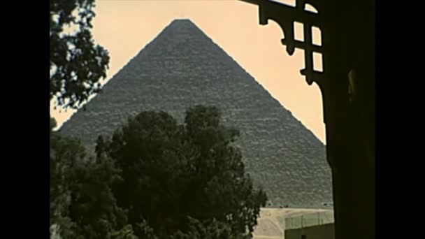 Архівні великі піраміди Гізи від храму долини — стокове відео