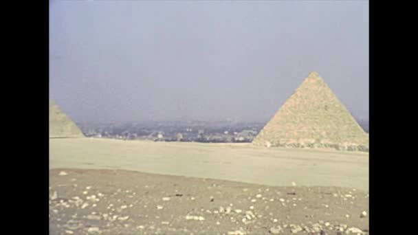 Arkivering Great Giza Pyramid från Valley Temple — Stockvideo