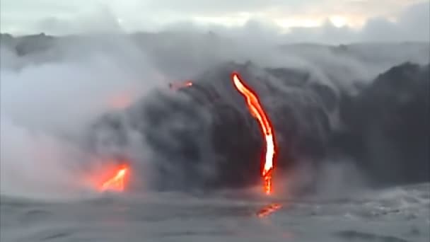 Lavastrom des Vulkans — Stockvideo