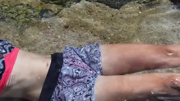 Frau im Schwimmbad — Stockvideo