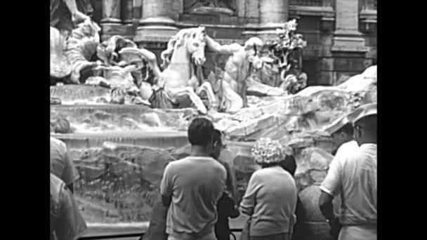 Trevi fontána Říma s námořníky — Stock video