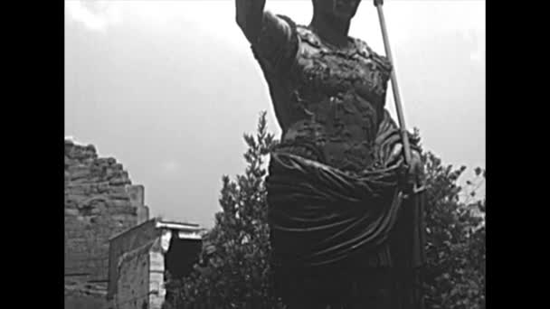 Archival statue of Caesar Augustus in Rome — Stock Video