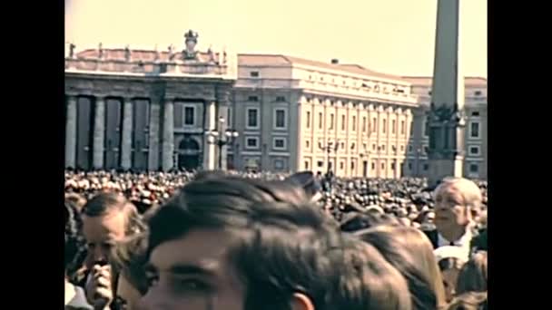 San Pietro crowd of believers in Rome — Stock Video