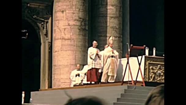 Papst Paul VI segnet die Gläubigen — Stockvideo