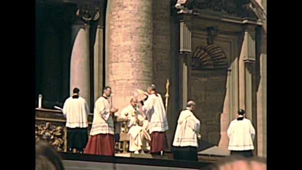 Påven Saint Paul vi dressing mössa — Stockvideo