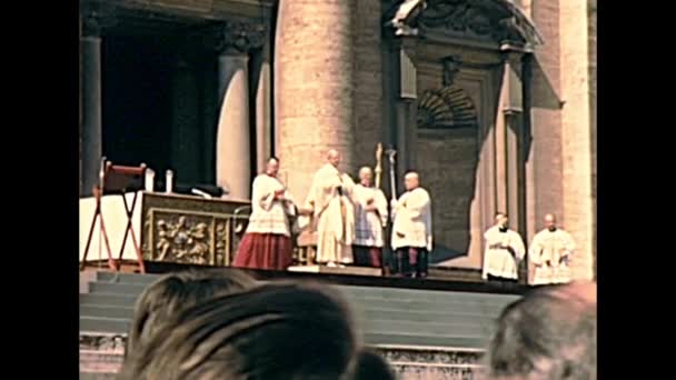 Paus Saint Paul VI viert massa — Stockvideo