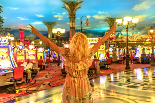 Turystyczna Kobieta w kasynie — Zdjęcie stockowe