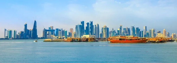 Doha skyline en dhows — Stockfoto