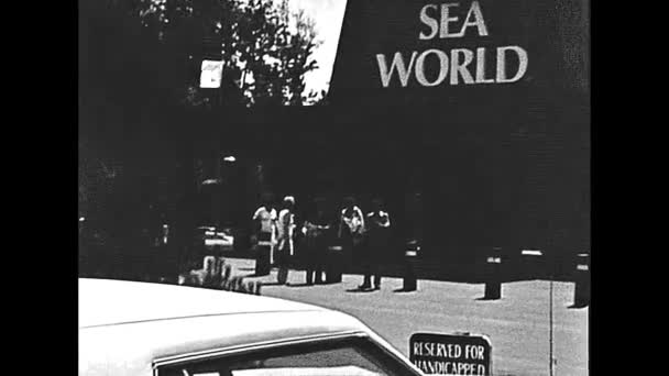 Entrance gate of Seaworld — Stock Video