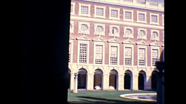 Hampton Court Arşiv manastırı