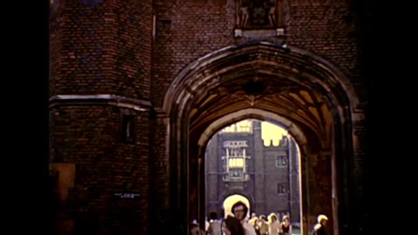 Arşiv Hampton Mahkemesi Anne Boleyn Kapısı — Stok video