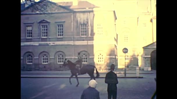 Archival Hampton Court Palace desfile de caballos — Vídeos de Stock