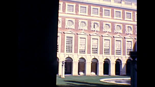 Claustro de archivo de Hampton Court — Vídeos de Stock
