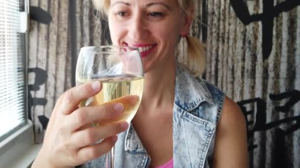Frau trinkt Wein — Stockvideo