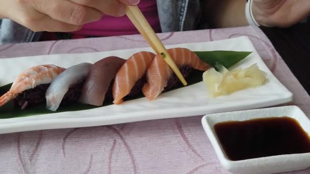 Rybí nigiri ve sójové omáčce — Stock video