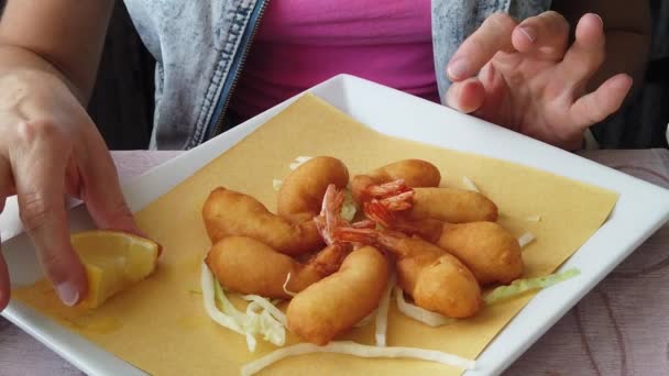 Citron sur crevettes frites — Video