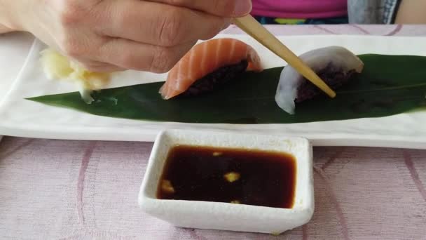 Nigiri pescado en salsa de soja y arroz integral — Vídeos de Stock
