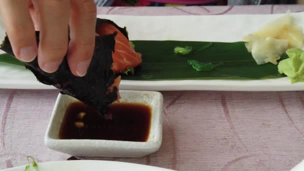 Sushi de filé de salmão cone de arroz marrom — Vídeo de Stock