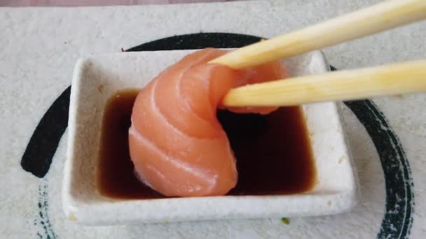 Lax sashimi i soja sås skål med chopstick — Stockvideo