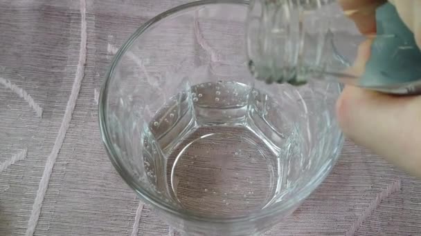 Verter agua sobre vidrio en SLOW MOTION — Vídeo de stock