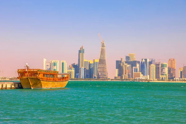 Dhow en Doha Skyline — Foto de Stock