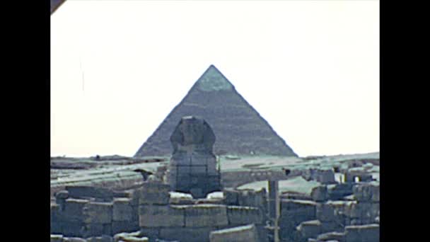 Grand sphinx de Gizeh avec pyramide — Video