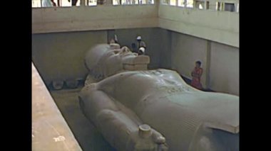 Ramses Ii Heykeli ile arşiv arkeologlar