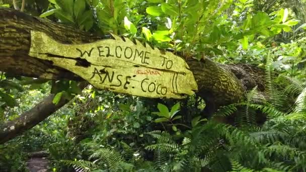 Anse Coco signboard'a hoş geldiniz — Stok video
