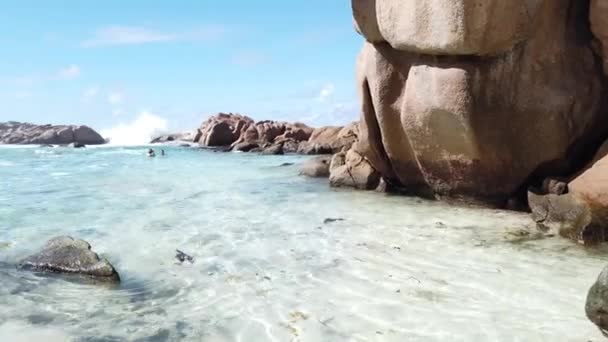 Schwimmbad la digue — Stockvideo