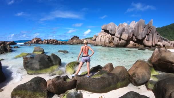 Mujer feliz en Anse Cocos — Vídeos de Stock